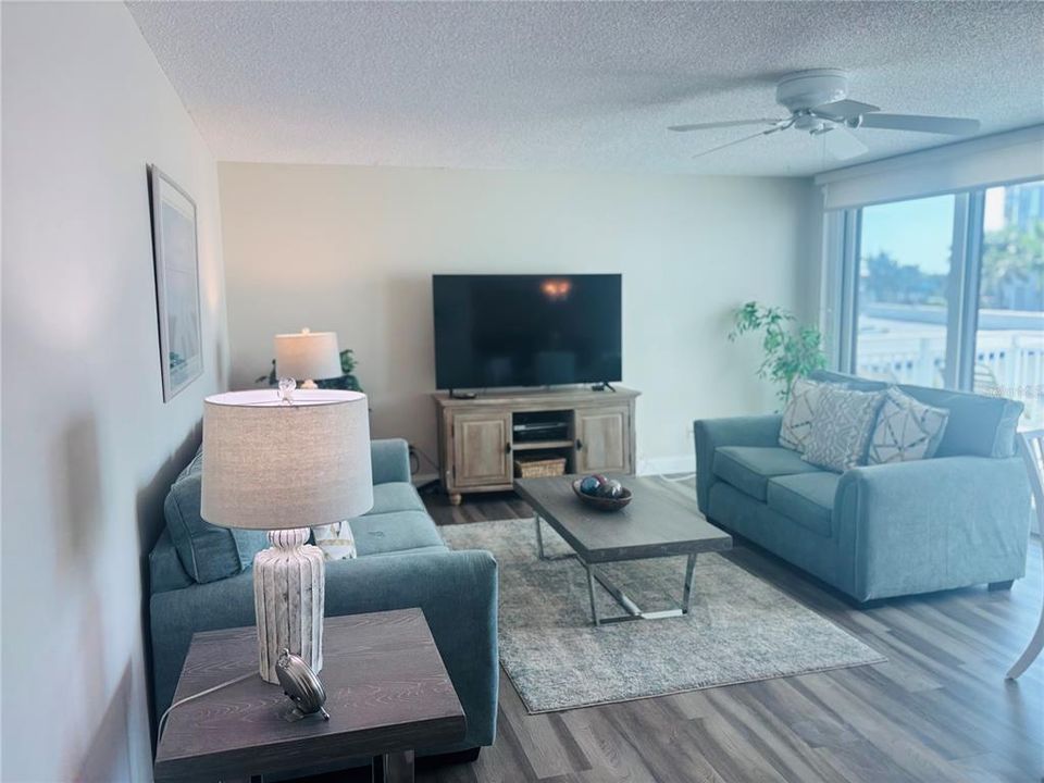 待售: $930,000 (2 贝兹, 2 浴室, 1215 平方英尺)