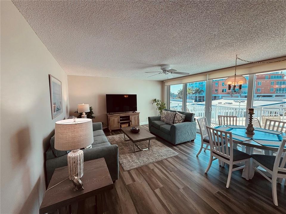 待售: $930,000 (2 贝兹, 2 浴室, 1215 平方英尺)