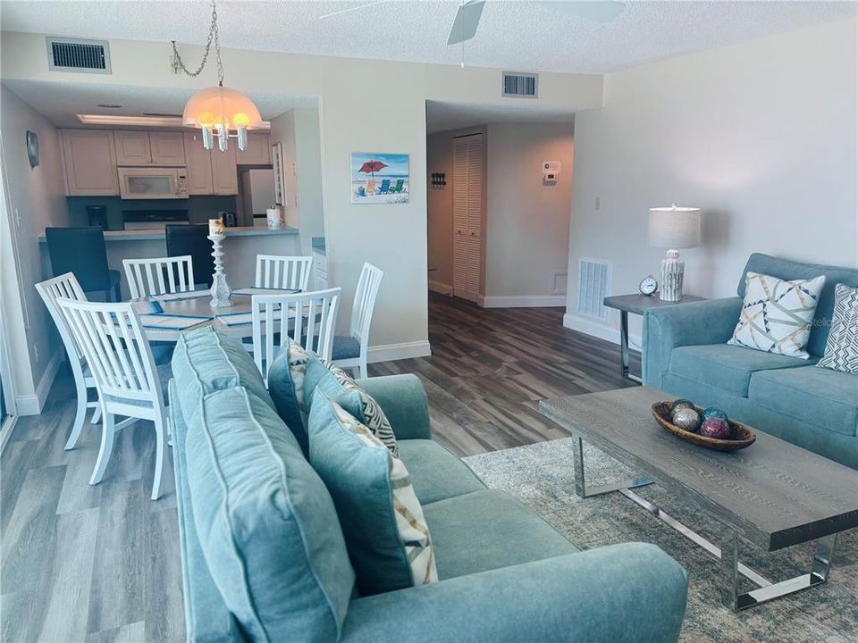 待售: $930,000 (2 贝兹, 2 浴室, 1215 平方英尺)