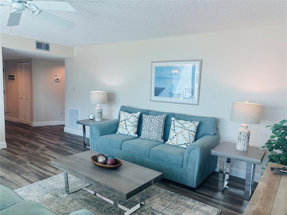 待售: $930,000 (2 贝兹, 2 浴室, 1215 平方英尺)