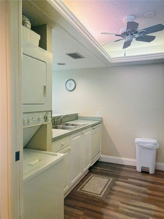 待售: $930,000 (2 贝兹, 2 浴室, 1215 平方英尺)