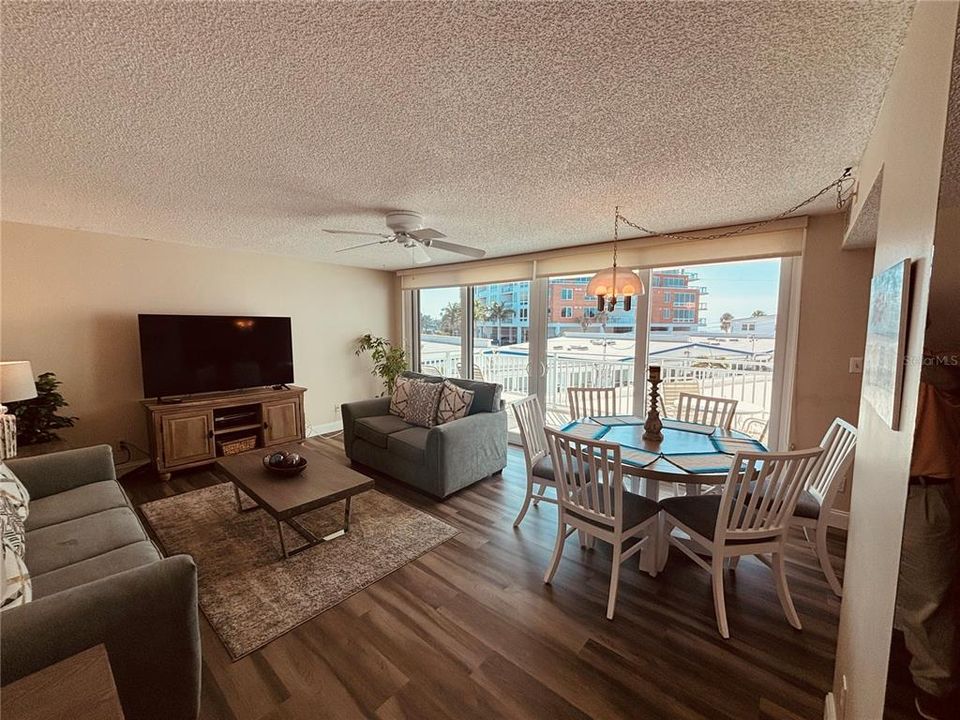 待售: $930,000 (2 贝兹, 2 浴室, 1215 平方英尺)