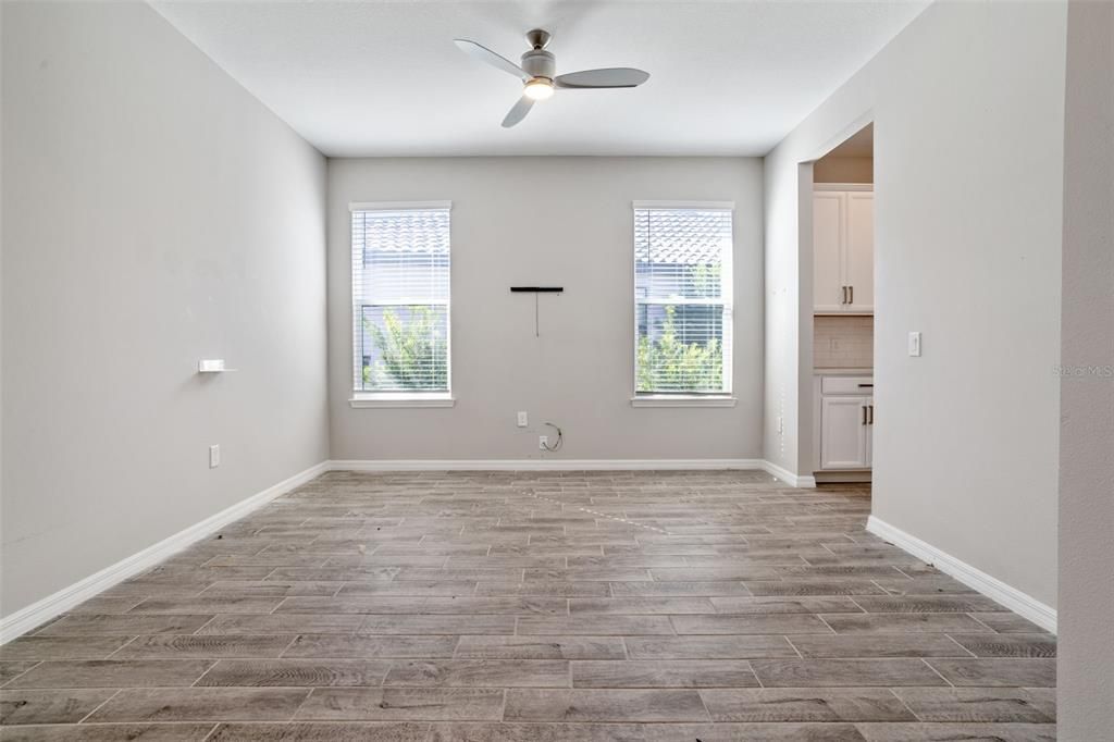 На продажу: $439,900 (4 спален, 3 ванн, 2420 Квадратных фут)