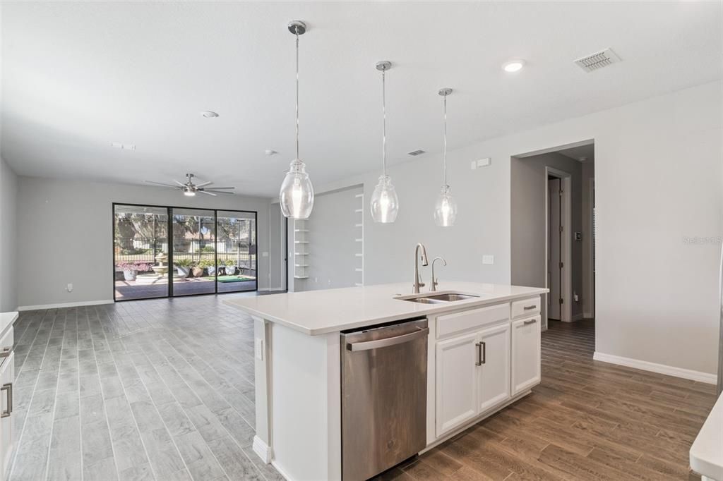 На продажу: $439,900 (4 спален, 3 ванн, 2420 Квадратных фут)