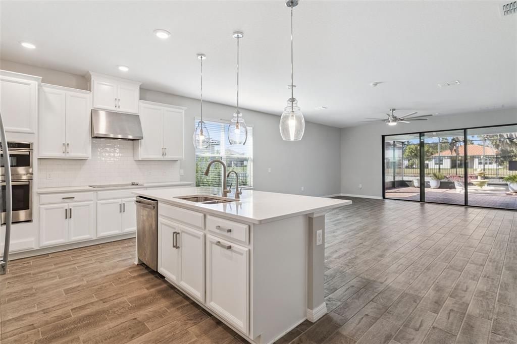 На продажу: $439,900 (4 спален, 3 ванн, 2420 Квадратных фут)