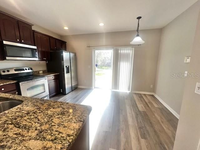 For Rent: $2,599 (5 beds, 2 baths, 2212 Square Feet)