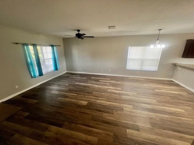 For Rent: $2,599 (5 beds, 2 baths, 2212 Square Feet)