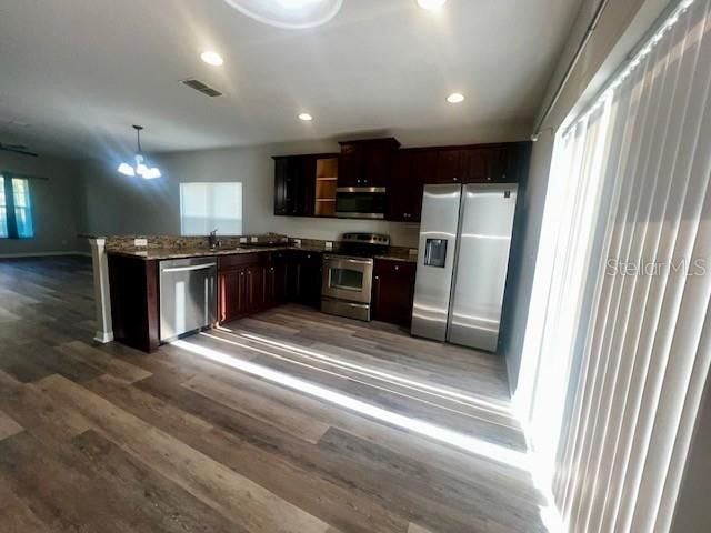 For Rent: $2,599 (5 beds, 2 baths, 2212 Square Feet)