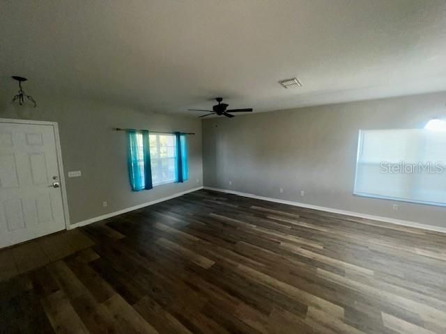 For Rent: $2,599 (5 beds, 2 baths, 2212 Square Feet)