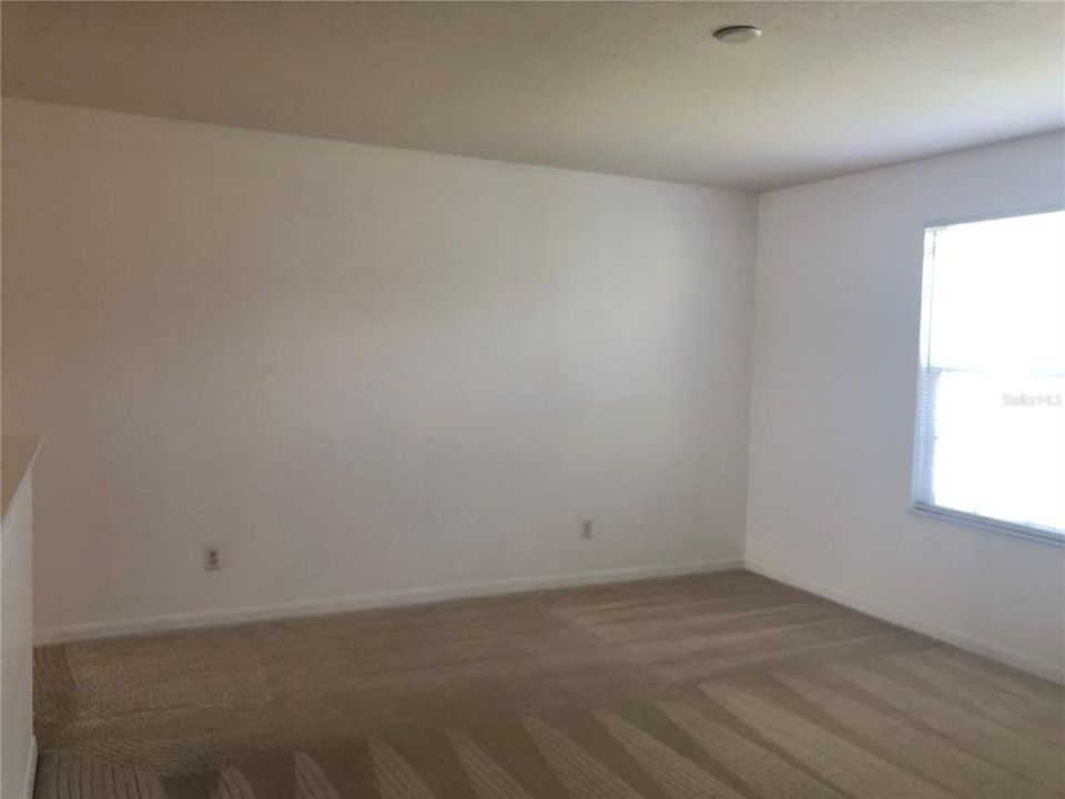 For Rent: $2,599 (5 beds, 2 baths, 2212 Square Feet)