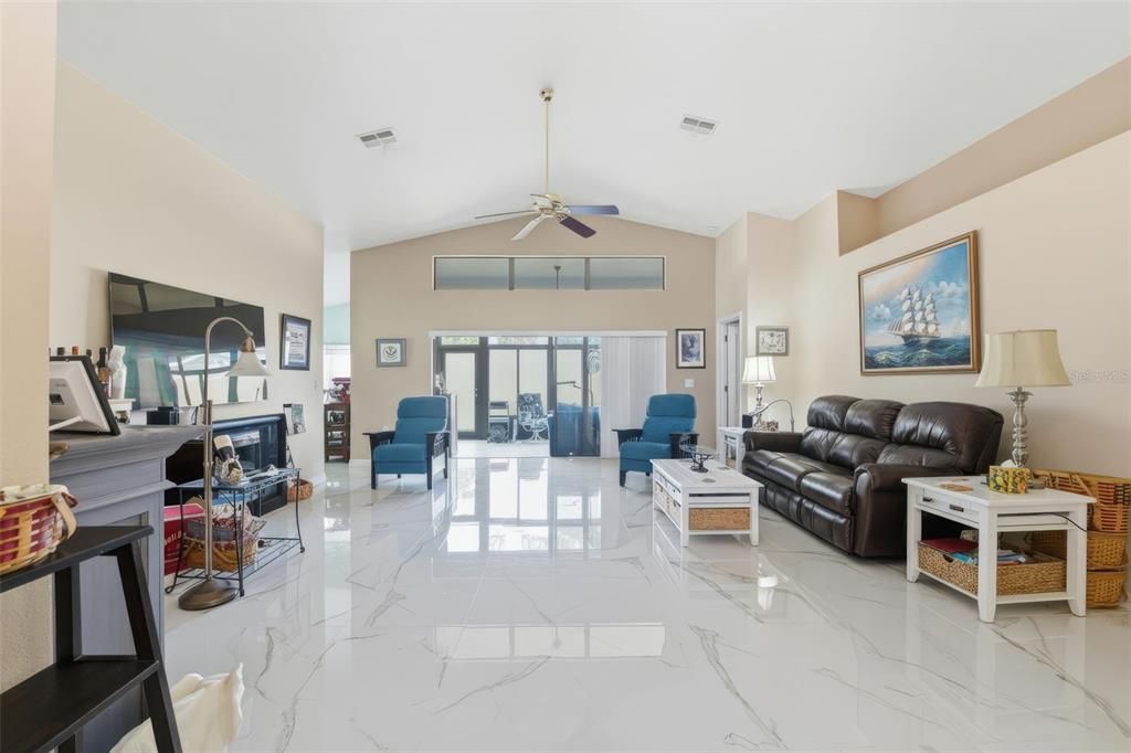 На продажу: $319,900 (2 спален, 2 ванн, 1822 Квадратных фут)