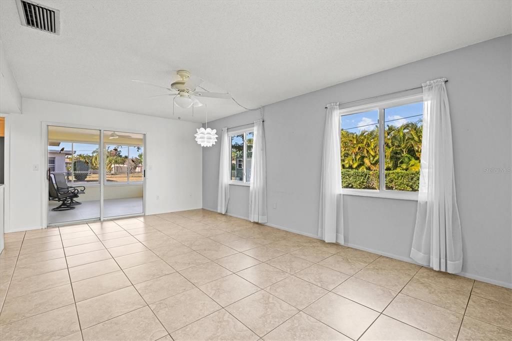 待售: $365,000 (2 贝兹, 2 浴室, 1549 平方英尺)