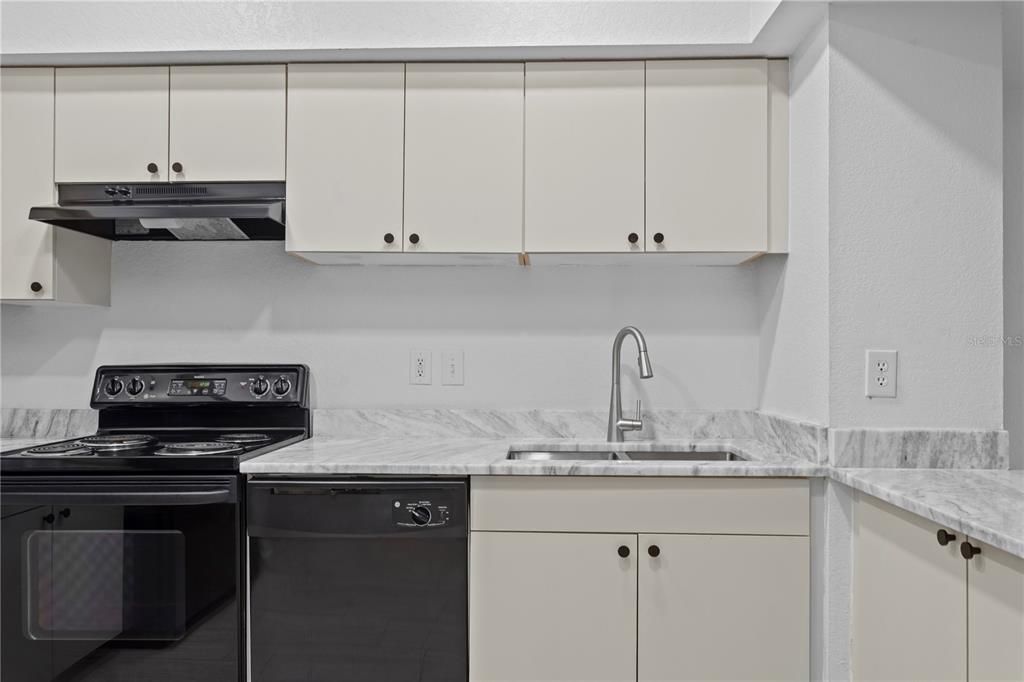 For Sale: $280,000 (1 beds, 1 baths, 789 Square Feet)