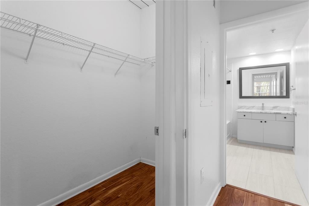 For Sale: $280,000 (1 beds, 1 baths, 789 Square Feet)