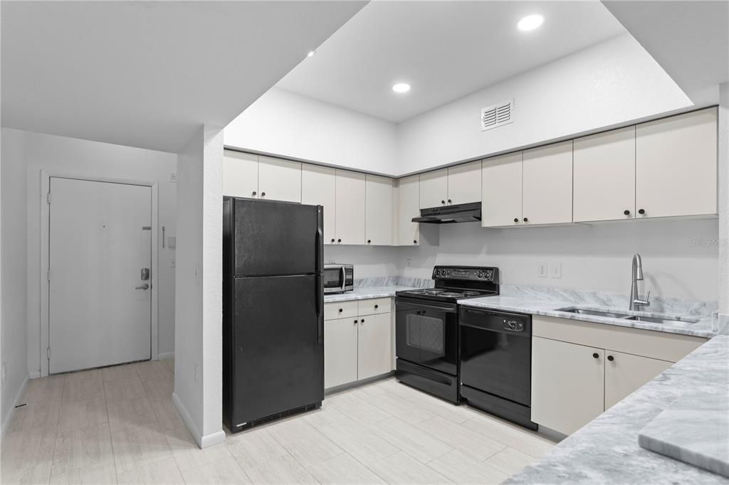 For Sale: $280,000 (1 beds, 1 baths, 789 Square Feet)