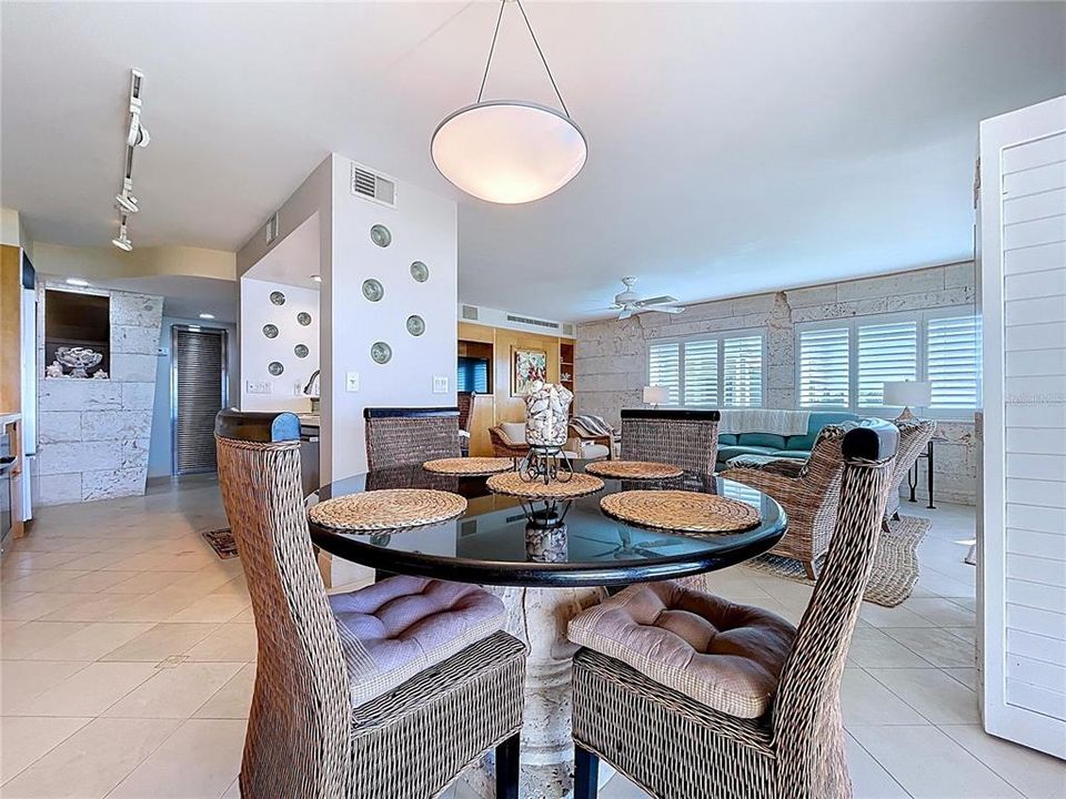 For Sale: $1,150,000 (2 beds, 2 baths, 1255 Square Feet)