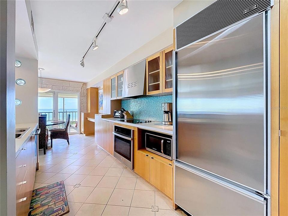 For Sale: $1,150,000 (2 beds, 2 baths, 1255 Square Feet)
