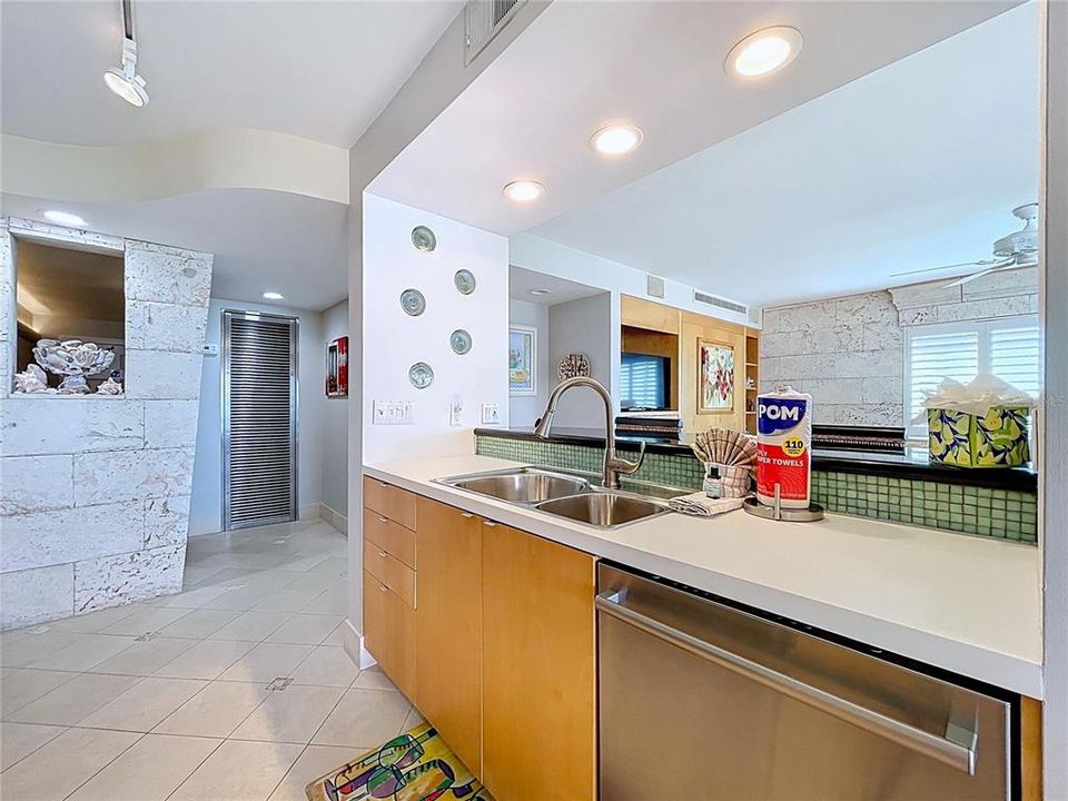 For Sale: $1,150,000 (2 beds, 2 baths, 1255 Square Feet)