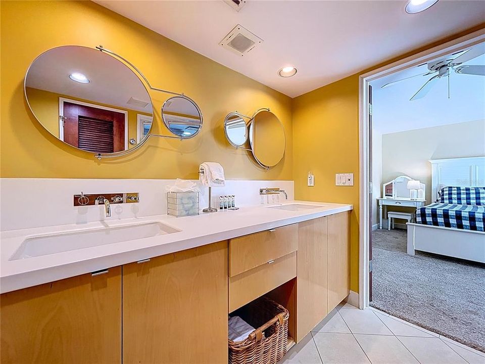 For Sale: $1,150,000 (2 beds, 2 baths, 1255 Square Feet)