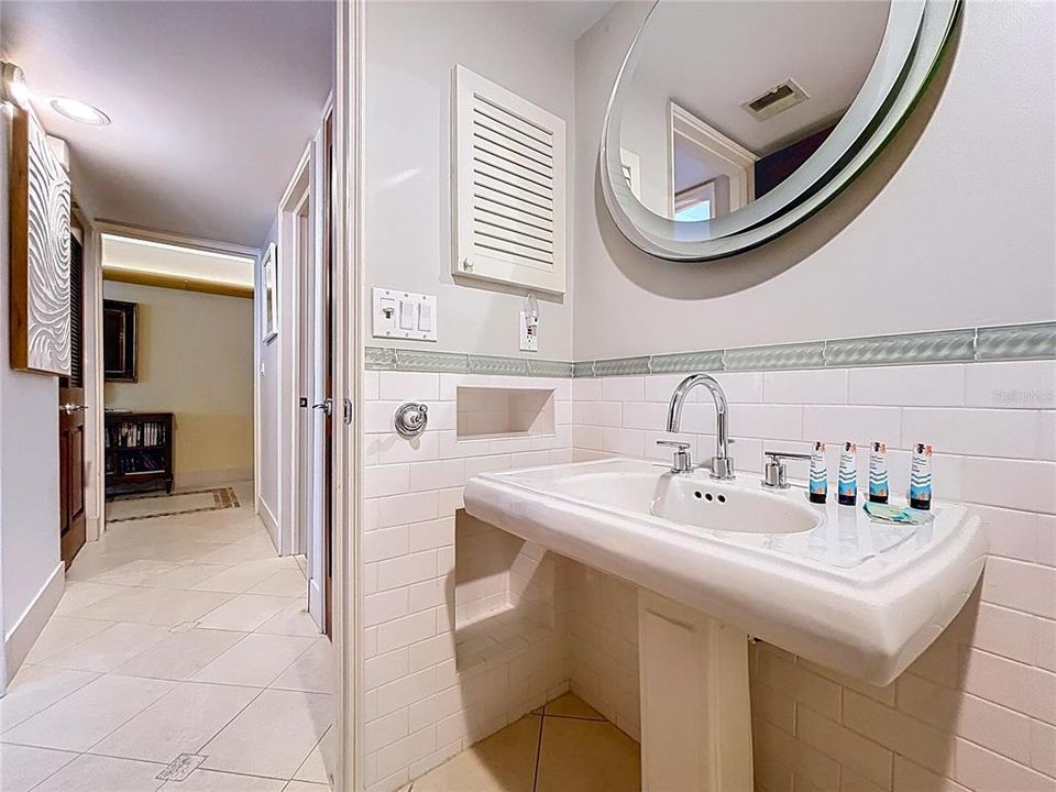 For Sale: $1,150,000 (2 beds, 2 baths, 1255 Square Feet)