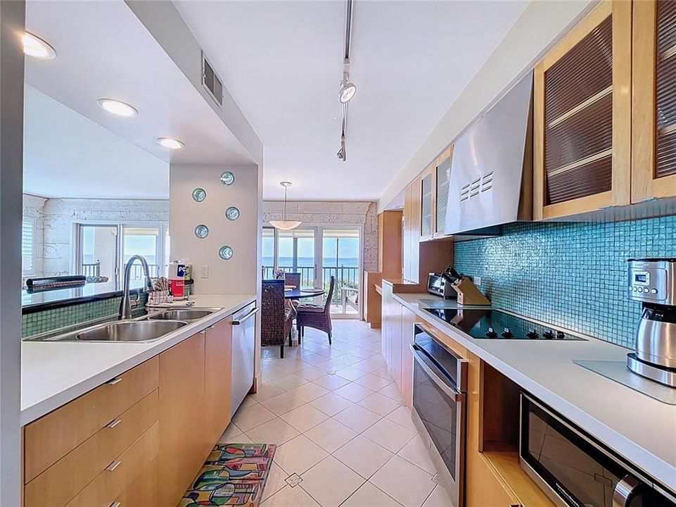 For Sale: $1,150,000 (2 beds, 2 baths, 1255 Square Feet)