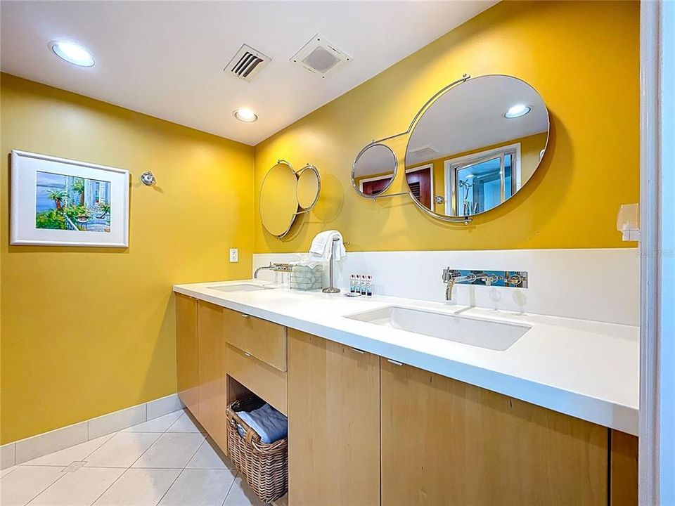 For Sale: $1,150,000 (2 beds, 2 baths, 1255 Square Feet)