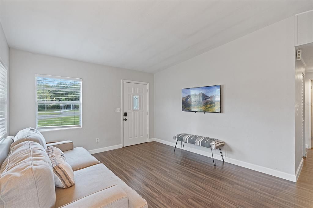 For Sale: $325,000 (3 beds, 1 baths, 1097 Square Feet)