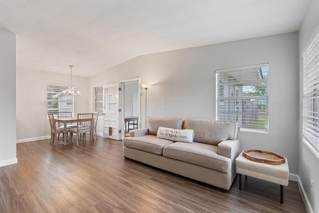 For Sale: $325,000 (3 beds, 1 baths, 1097 Square Feet)