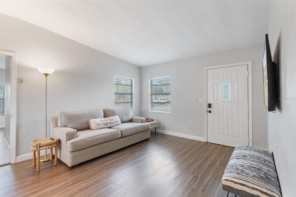 For Sale: $325,000 (3 beds, 1 baths, 1097 Square Feet)