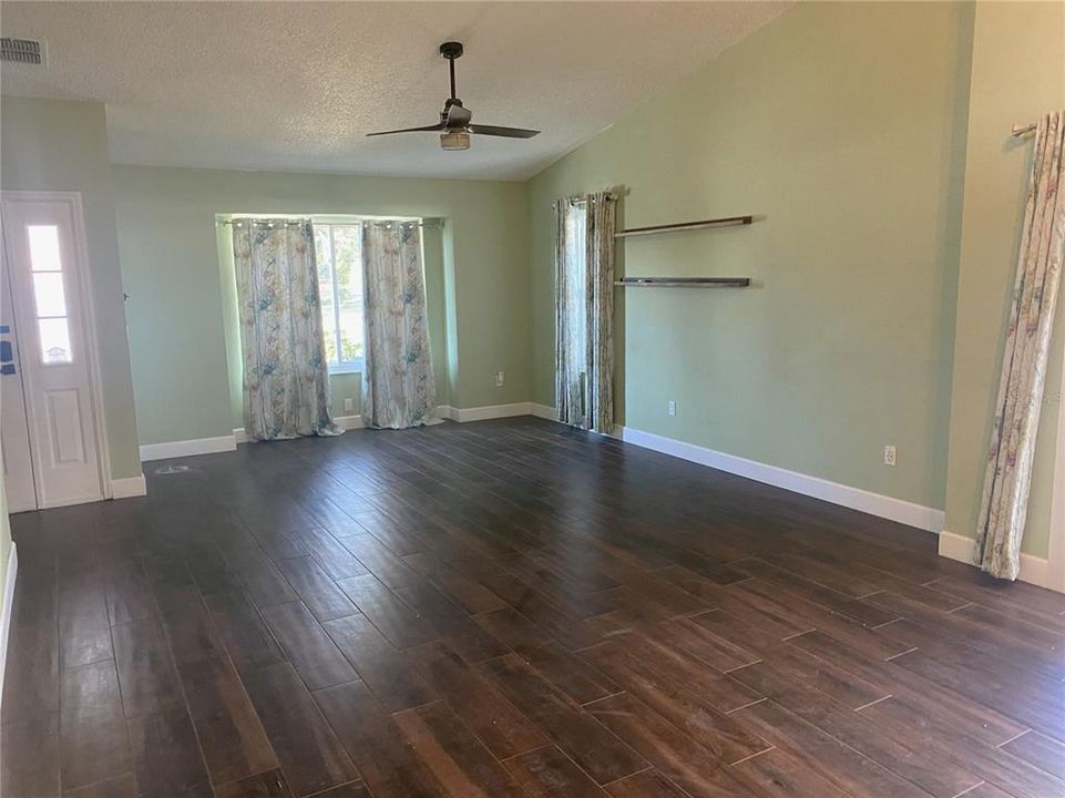 合同活跃: $400,000 (4 贝兹, 2 浴室, 1828 平方英尺)