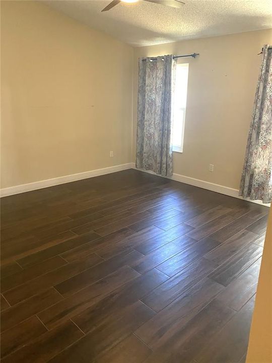 合同活跃: $400,000 (4 贝兹, 2 浴室, 1828 平方英尺)