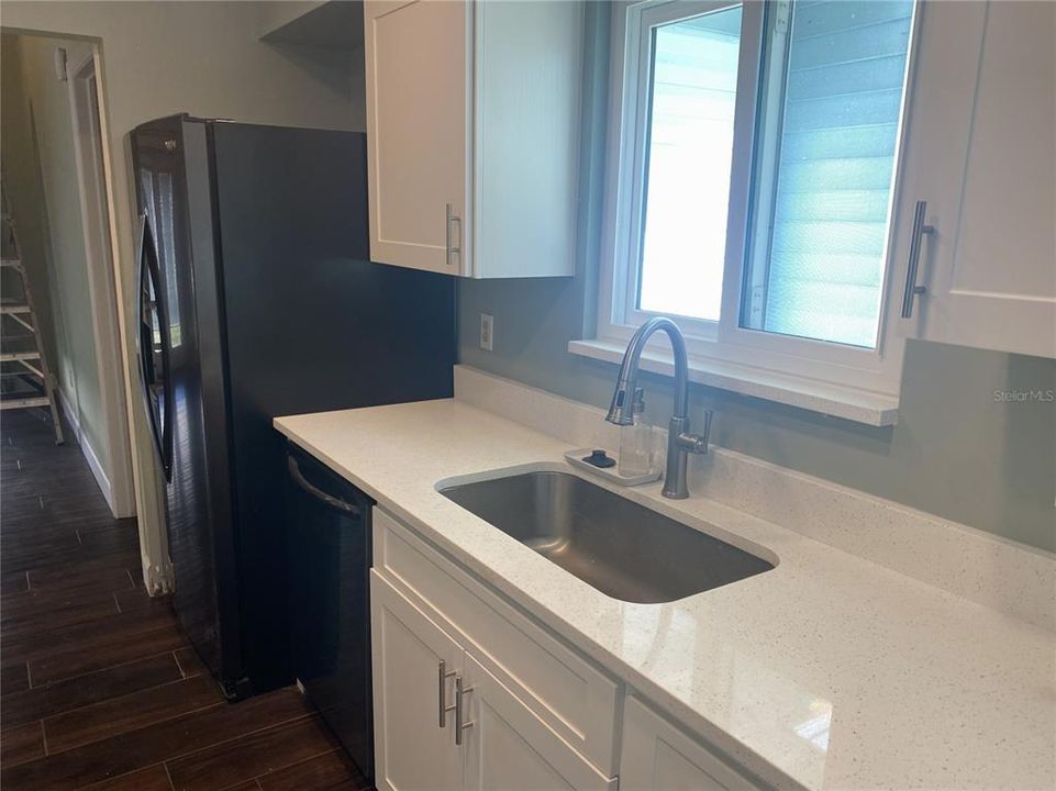 合同活跃: $400,000 (4 贝兹, 2 浴室, 1828 平方英尺)