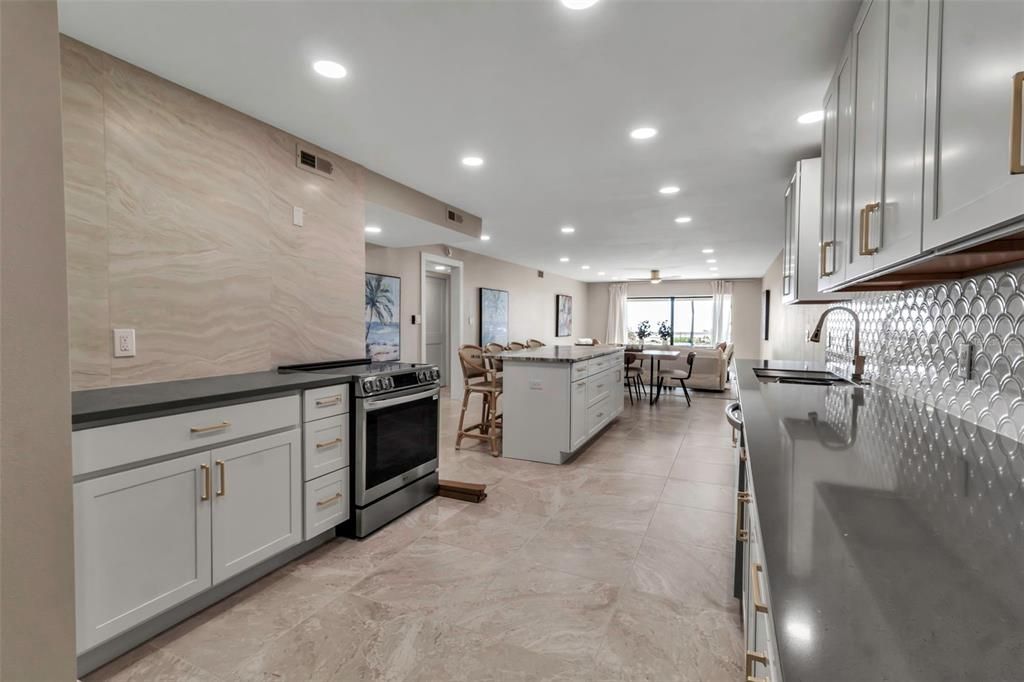 For Sale: $925,000 (2 beds, 2 baths, 1561 Square Feet)