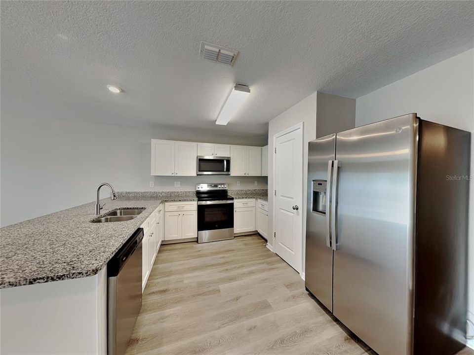 В аренду: $2,049 (4 спален, 2 ванн, 1400 Квадратных фут)