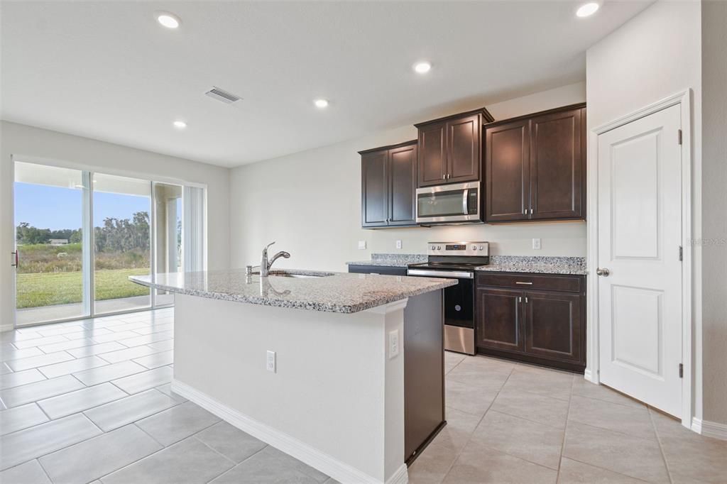 出租: $3,500 (4 贝兹, 3 浴室, 2756 平方英尺)