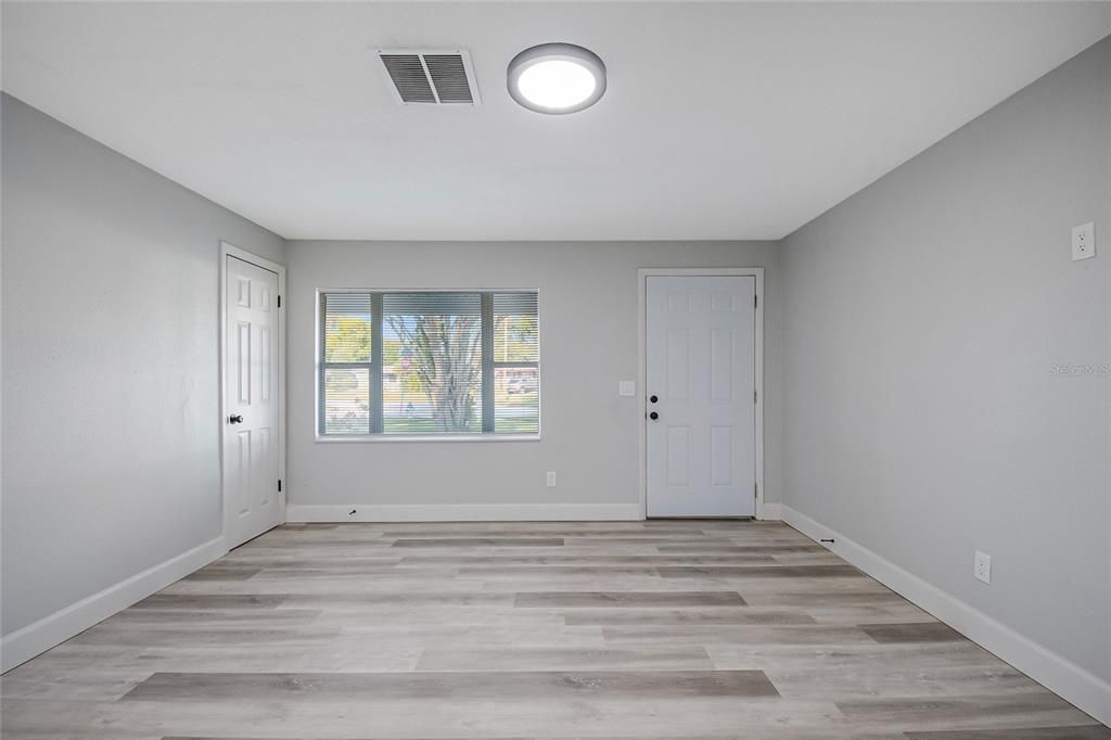 For Sale: $325,000 (4 beds, 2 baths, 1250 Square Feet)