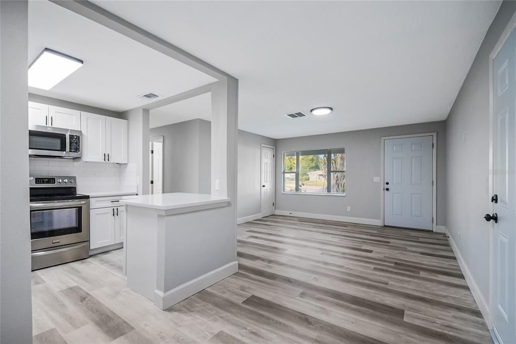 For Sale: $325,000 (4 beds, 2 baths, 1250 Square Feet)