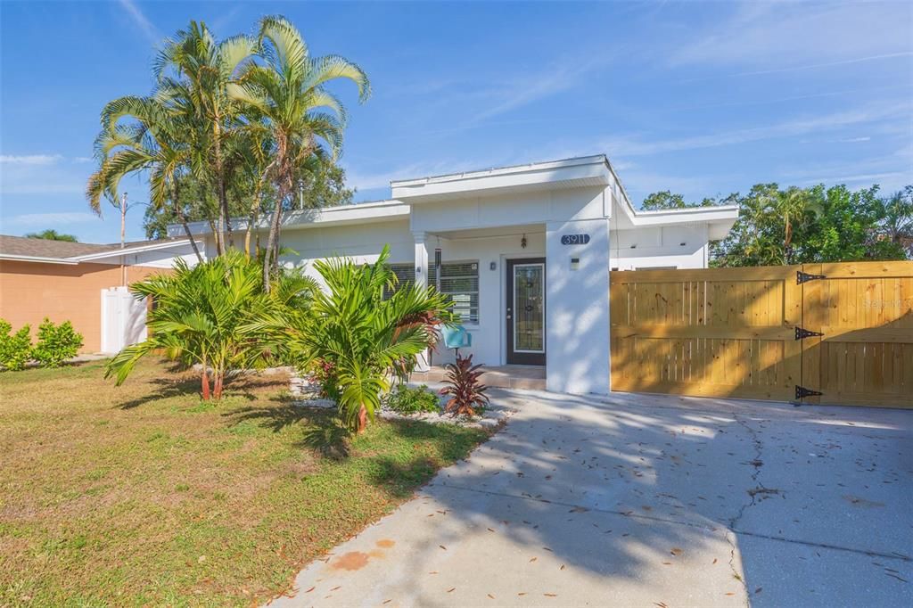 For Sale: $389,000 (1 beds, 1 baths, 600 Square Feet)