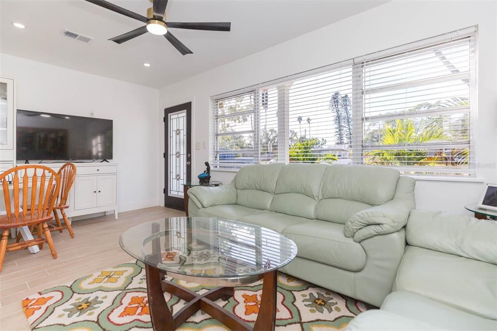 For Sale: $389,000 (1 beds, 1 baths, 600 Square Feet)