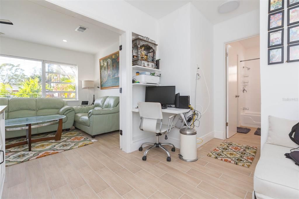 For Sale: $389,000 (1 beds, 1 baths, 600 Square Feet)