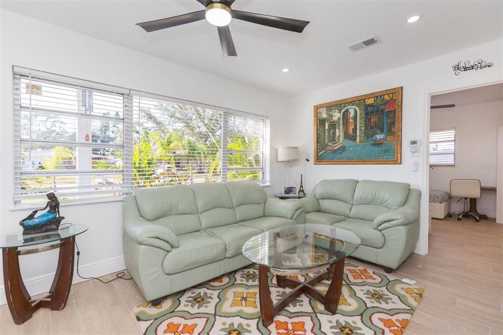 For Sale: $389,000 (1 beds, 1 baths, 600 Square Feet)