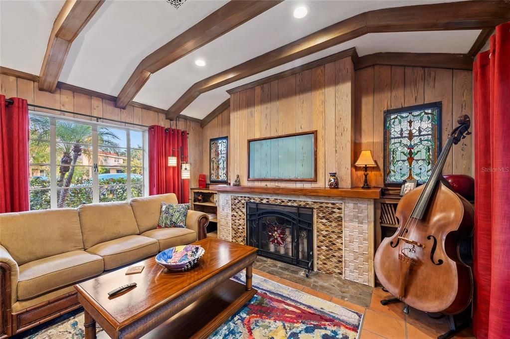 For Sale: $1,500,000 (6 beds, 4 baths, 3493 Square Feet)