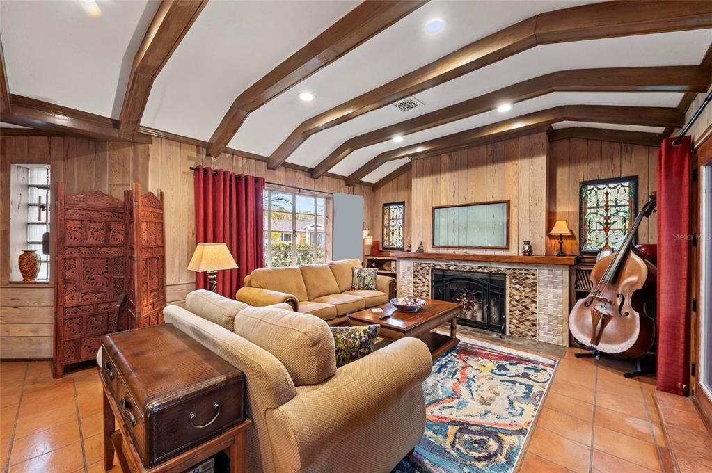 For Sale: $1,500,000 (6 beds, 4 baths, 3493 Square Feet)