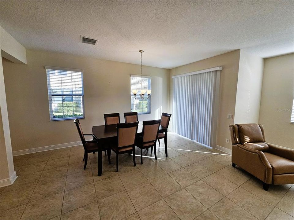 出租: $3,195 (3 贝兹, 2 浴室, 2200 平方英尺)