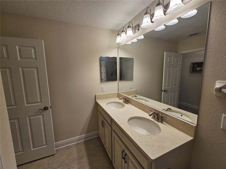 出租: $3,195 (3 贝兹, 2 浴室, 2200 平方英尺)