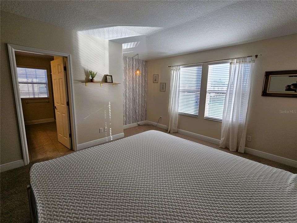 出租: $3,195 (3 贝兹, 2 浴室, 2200 平方英尺)