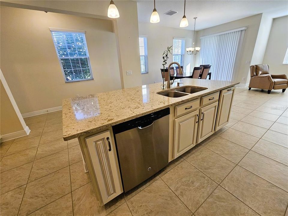 出租: $3,195 (3 贝兹, 2 浴室, 2200 平方英尺)