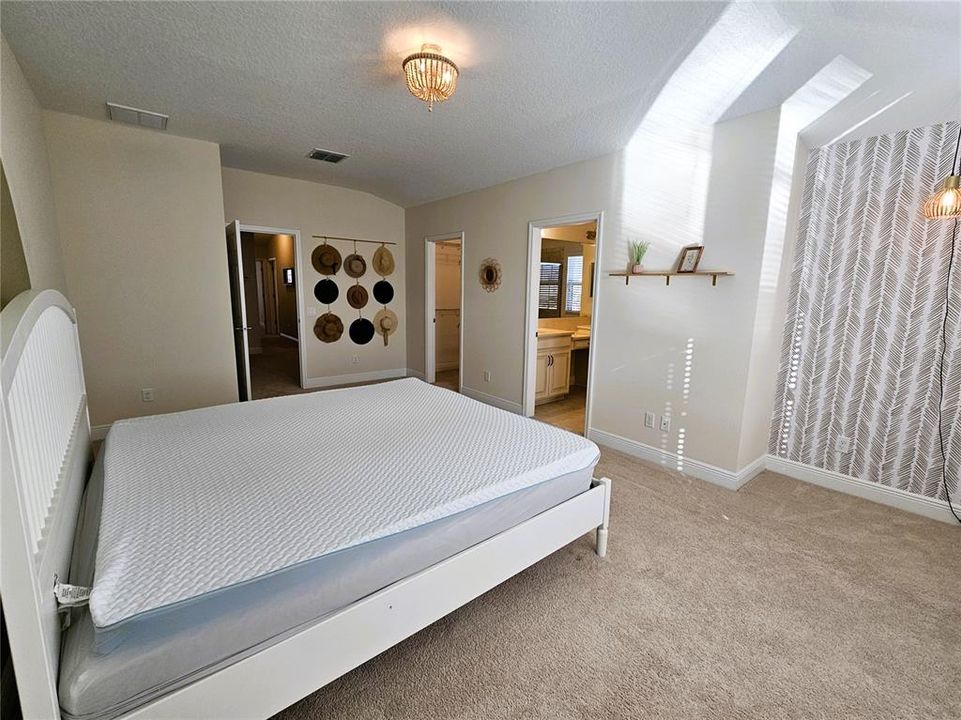 出租: $3,195 (3 贝兹, 2 浴室, 2200 平方英尺)