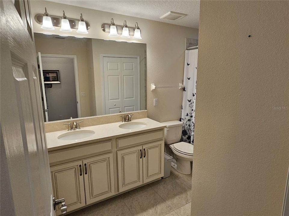 出租: $3,195 (3 贝兹, 2 浴室, 2200 平方英尺)