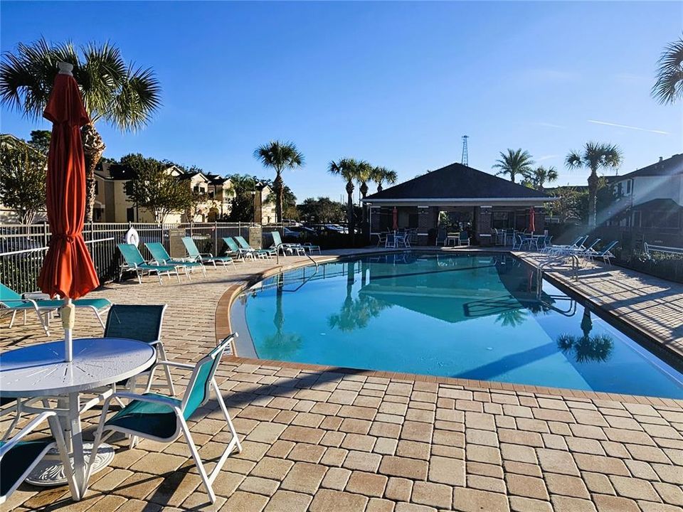 出租: $3,195 (3 贝兹, 2 浴室, 2200 平方英尺)